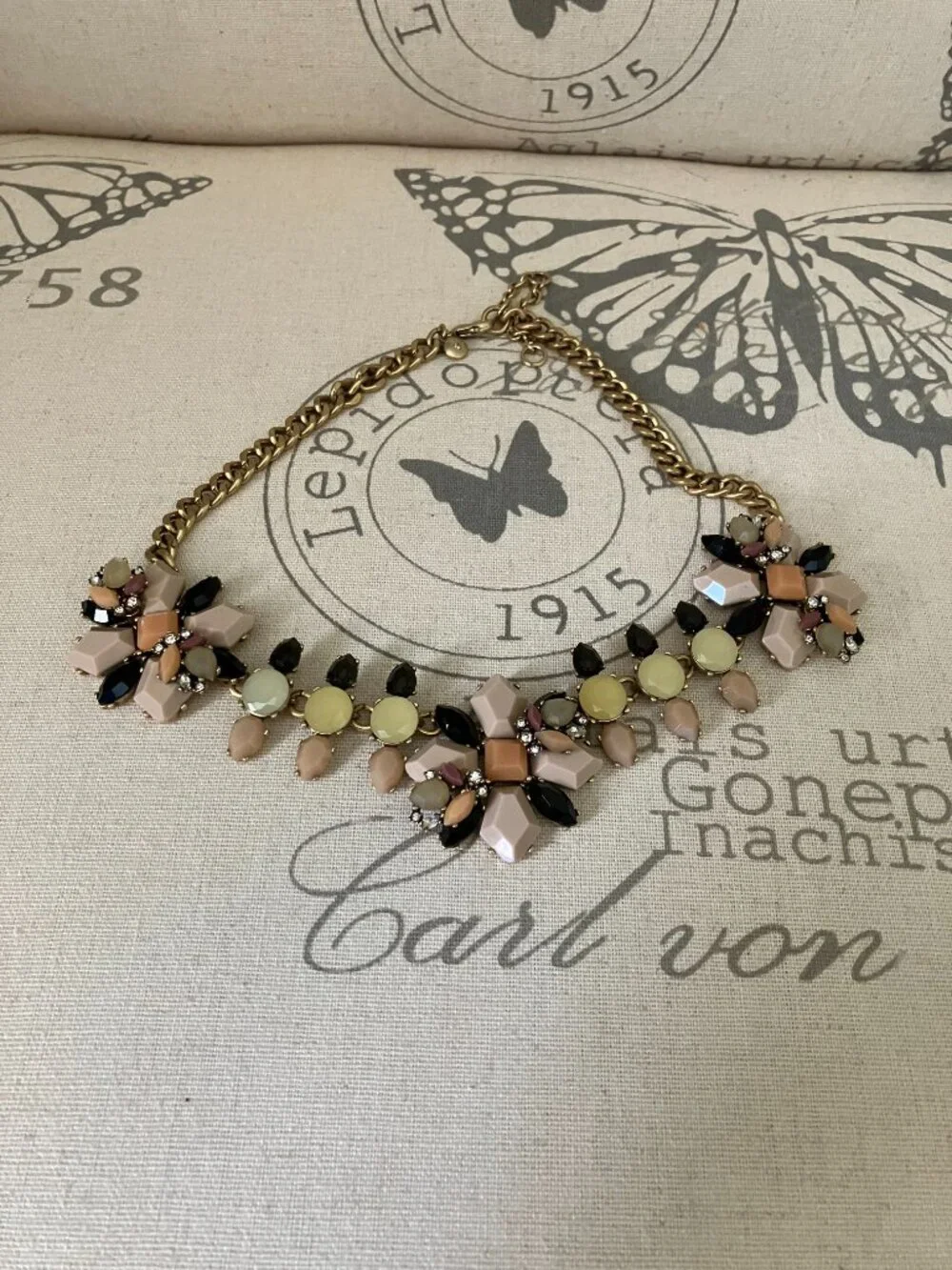 STATEMENT PIECE!!!   Gorgeous gem necklace